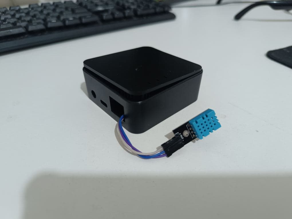 homelab: ESP32 + DHT11 Temperature and Humidity Sensor Enclosure